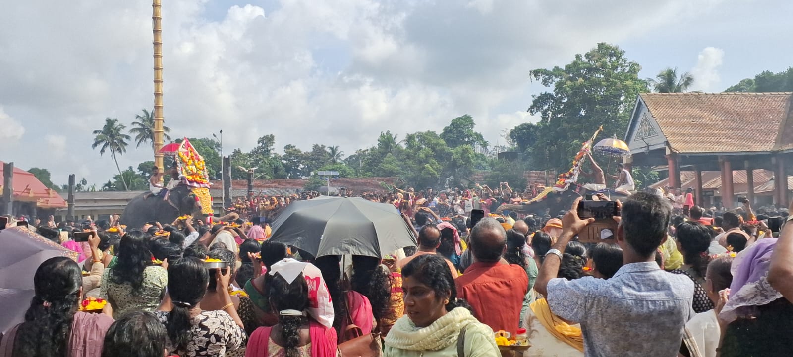 തൃപ്പൂത്ത് ആറാട്ട് തൊഴാൻ  ആയിരങ്ങൾ എത്തി